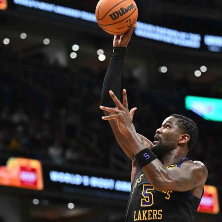 Deandre Ayton drops hilarious admission on near-miss LeBron James alley-oop-“Deandre Ayton’s Hilarious Take on Nearly Missing LeBron James Alley-Oop”