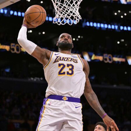 LeBron James leaves rating his dunks up to his ‘faithful fan group’-“LeBron James Rates His Dunks: Insights from His Faithful Fan Group”