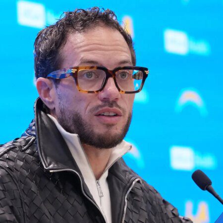 Ex-Dolphins coach joining Mike McDaniel on staff-“Ex-Dolphins Coach Joins Mike McDaniel’s Staff: A New Era Begins”