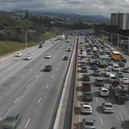 Woman killed, 6 injured in H-1 Freeway crash-“Tragic H-1 Freeway Crash: Woman Killed, 6 Injured in Collision”