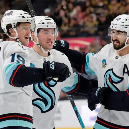 Seattle Kraken beat first-place Golden Knights for 4th straight win-“Seattle Kraken Defeat First-Place Golden Knights for Fourth Straight Victory”
