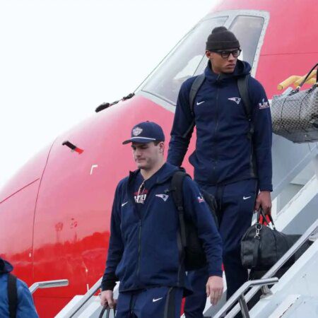 Fans reading into Drake Maye’s plane exit as positive, shoulder injury-“Drake Maye’s Positive Recovery Update Following Shoulder Injury”