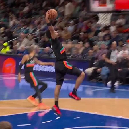 [Highlight] Keldon Johnson forces the turnover, leading to a Harper fast-break slam during the Spurs’ 12-4 run-“Keldon Johnson Sparks Turnover for Harper’s Fast-Break Slam in Spurs’ 12-4 Run”