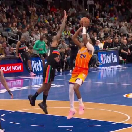 [Highlight] Devin Vassell with the excellent defensive stop on Brandon Miller, leading to a fast break where he finds Julian Champagnie for the and-one three-pointer-Devin Vassell’s Key Defensive Stop Leads to Julian Champagnie’s And-One Three-Pointer