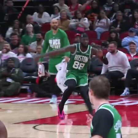 [Highlight] Neemias Queta blocks the ball and stumbles deep into the stands, recovers and comes back to block the ball again on the fast break vs the Rockets-“Neemias Queta’s Incredible Defensive Play: Double Block Against Rockets”