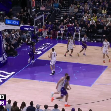 [Lowlight] Isaiah Collier misses the wide open layup under the rim-“Isaiah Collier Misses Wide Open Layup Under Rim”