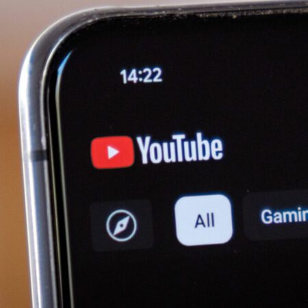 YouTube may be blocking background play on third-party browsers (Update: Google confirms)-“YouTube Blocks Background Play on Third-Party Browsers: Google Confirms Update”