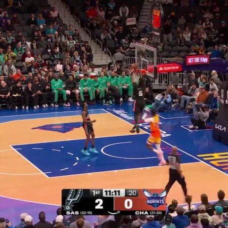 [Highlight] De’Aaron Fox picks Lamelo Ball’s pocket and hits Stephon Castle with the alley-oop for the dunk-“De’Aaron Fox Steals from LaMelo Ball, Assists Stephon Castle for Alley-Oop Dunk”