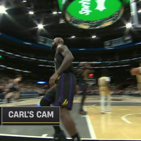 [Highlight] LeBron James goes by Alex Sarr and finishes with a powerful lefty dunk (with replays). Lakers and Wizards commentaries.-LeBron James, Now Alex Sarr, Delivers Powerful Lefty Dunk – Lakers vs. Wizards Replays