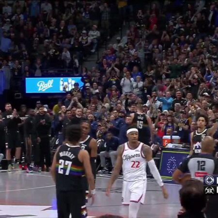 [Highlight] Nikola Jokić receives a standing ovation from the Nuggets crowd as his night ends in his return from injury: 31 PTS, 12 REB, 5 AST.-“Nikola Jokić Shines with 31 Points, 12 Rebounds in Inspiring Return, Receives Standing Ovation”