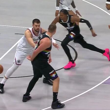 [Highlight] Nikola Jokić delivers a brilliant behind-the-back dime to a cutting Peyton Watson for the two-handed slam dunk-Nikola Jokić Behind-the-Back Assist to Peyton Watson for Dunk