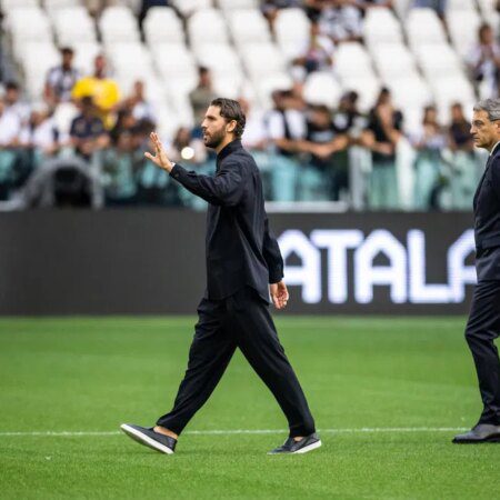 Manchester United execs on hunt for midfielder – Attempts made, summer move in works-“Manchester United Execs Pursue Midfielder: Summer Transfer Plans Underway”