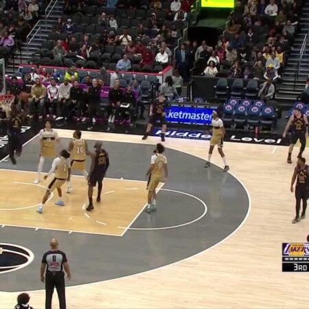 [Highlight] LeBron James delivers a one-handed lob over the defense to Deandre Ayton for the jam-LeBron James Throws One-Handed Lob to Deandre Ayton for Epic Jam