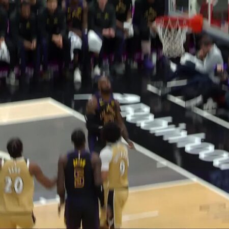 [Highlight] LeBron James with the lefty alley-oop dunk off a lob by Deandre Ayton (with many replays)-“LeBron James Lefty Alley-Oop Dunk from Deandre Ayton: Epic Highlights & Replays”