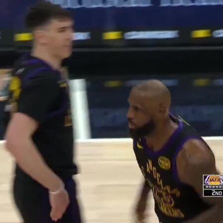 [Highlight] Ayton Lobs it up to Lebron who throws it down with his left hand!-“LeBron James Slams Home Ayton’s Alley-Oop with Left Hand”