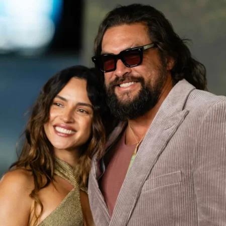 阿德里亞·阿霍納 (Adria Arjona) 在傑森·莫瑪 (Jason Momoa) 約會之夜身著大胸鏤空液體緊身連衣裙驚艷亮相