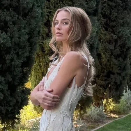Margot Robbie Goes to Bat for Victoria Beckham-“Margot Robbie Supports Victoria Beckham: A Style Icon’s Advocacy”