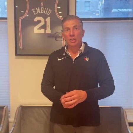 Dr. Jonathan Glashow, the man who performed the latest knee surgeries on Joel Embiid and Kawhi Leonard, has a special message for Sixers fans after they flooded his reviews with 5 stars.-“Dr. Jonathan Glashow’s Special Message to Sixers Fans After 5-Star Reviews”