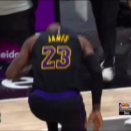 [Highlight] Smart lobs to LeBron for the reverse-Smart Lobs to LeBron: Stunning Reverse Dunk Highlights