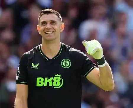 Quién es el nuevo compañero de Dibu Martínez en Aston Villa: el refuerzo que pasó por tres clubes en un día-“Nuevo Compañero de Dibu Martínez en Aston Villa: Refuerzo Tras Tres Clubes en Un Día”