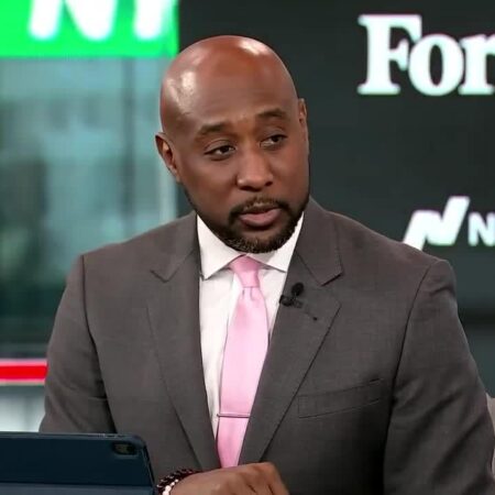 Derrick Rose says he doesn’t want the Bulls to give him a statue after seeing Dwyane Wade’s statue-“Derrick Rose Declines Statue After Dwyane Wade’s Tribute”